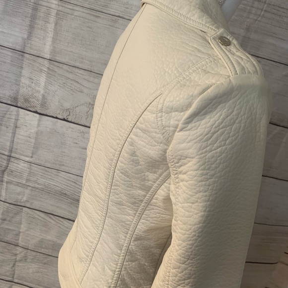 Guess vegan leather women’s jacket, beige with gold zippers. Small - Picture 4 of 7